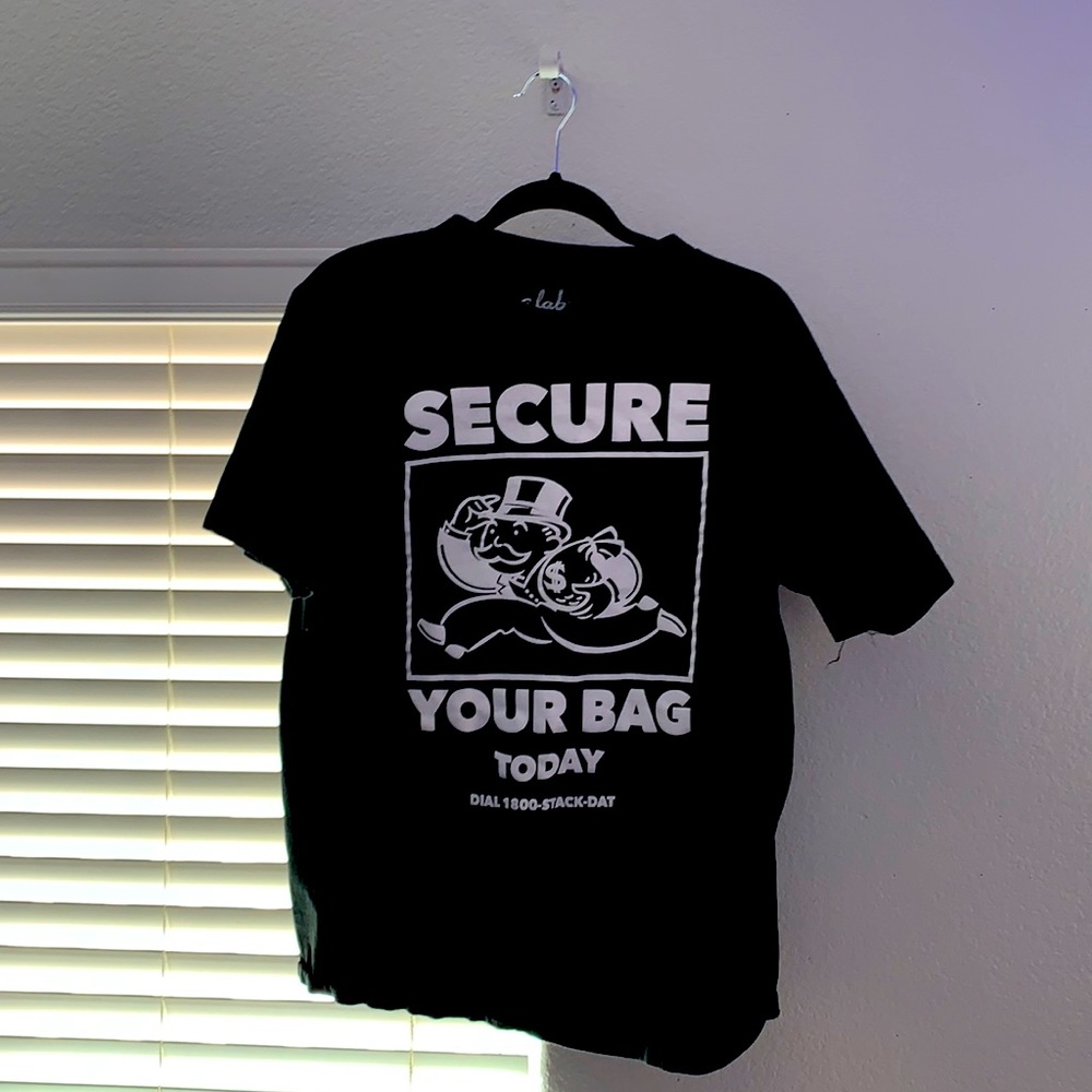 black tee-